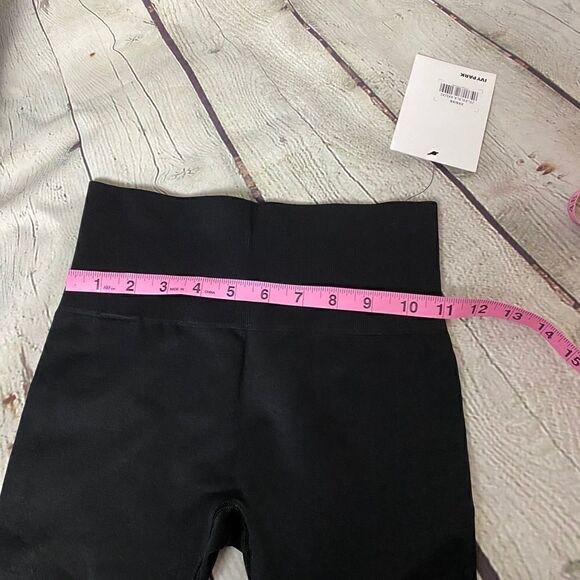 🆕 IVY PARK | Cropped Workout Leggings - Picture 2 of 6